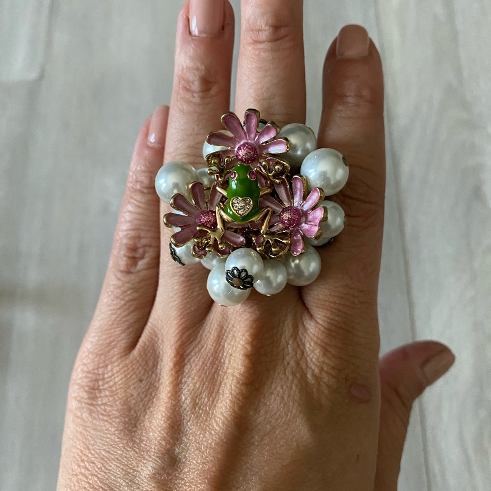Betsey Johnson pearl frog ring